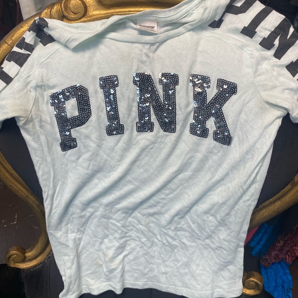 Turquoise VS pink logo shirt